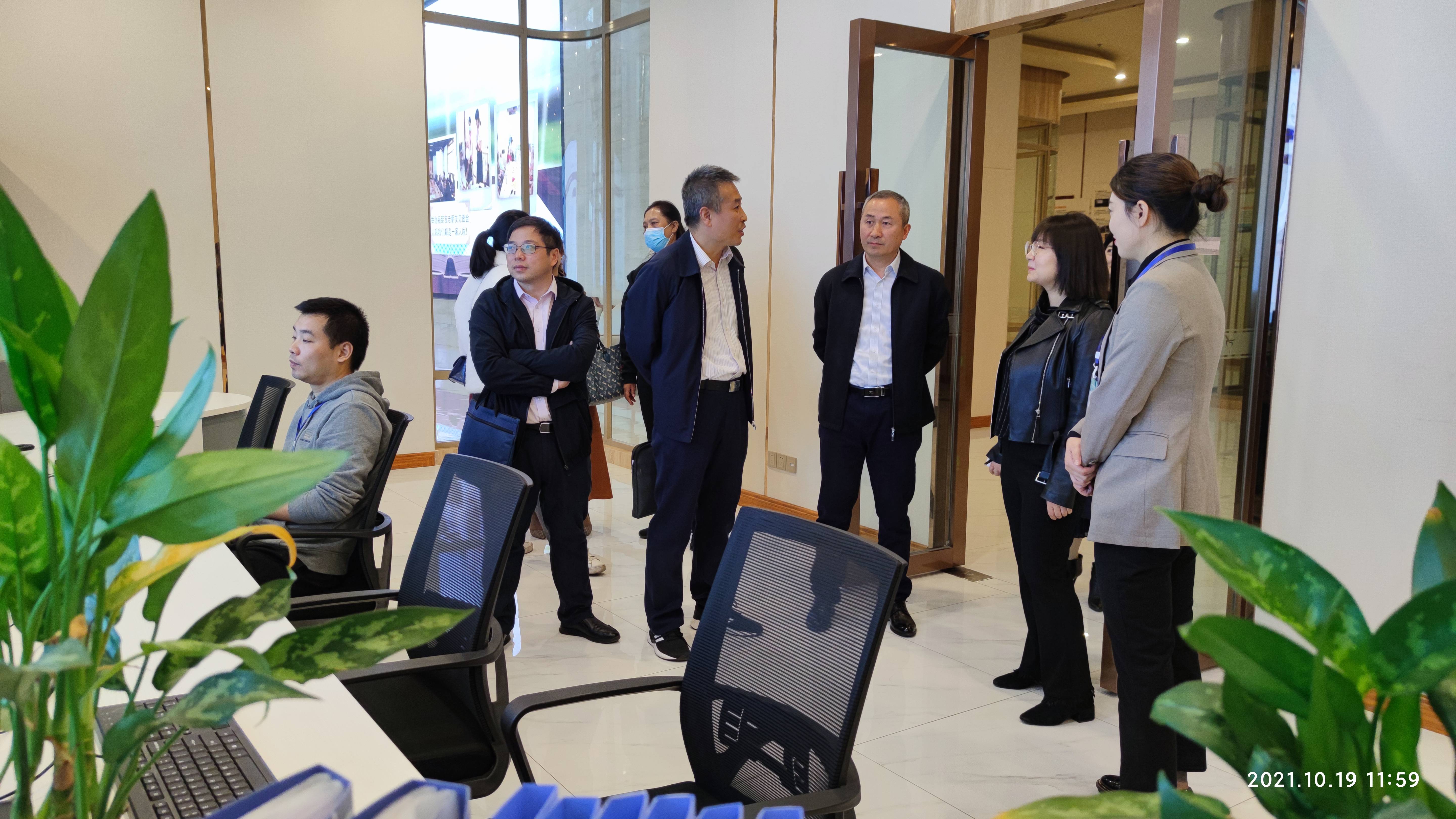 市財(cái)政局、民政局領(lǐng)導(dǎo)到春江酒城嘉苑視察瀘州智慧養(yǎng)老服務(wù)平臺(tái) 